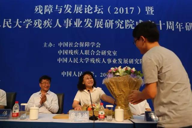 学生向张海迪主席献花
