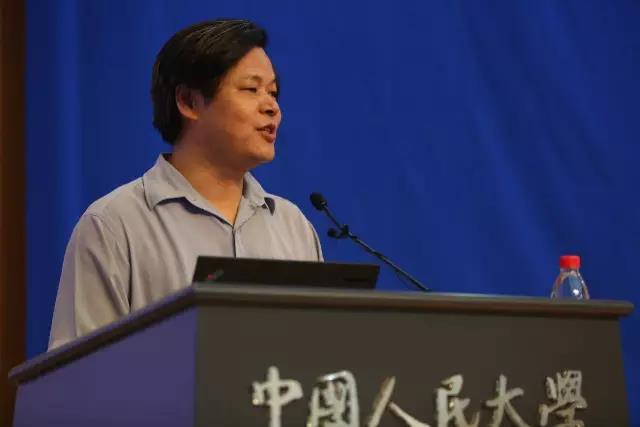 郑功成教授主持开幕式