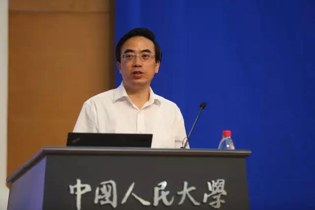 程凯副理事长在主持主旨报告会