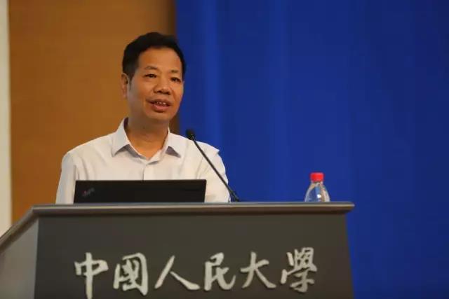 何文炯教授在作主旨报告