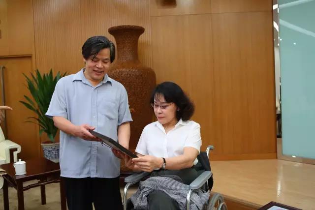 张海迪主席向郑功成教授赠送亲自设计的纪念邮票